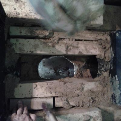 air inlet underneath the floor of the combustion chamber