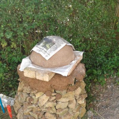 die Sandkugel mit etwas Zeitungspapier