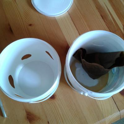 Eimer mit Löchern plus noch ein Doppeleimer mit präpariertem Kaffeefilter