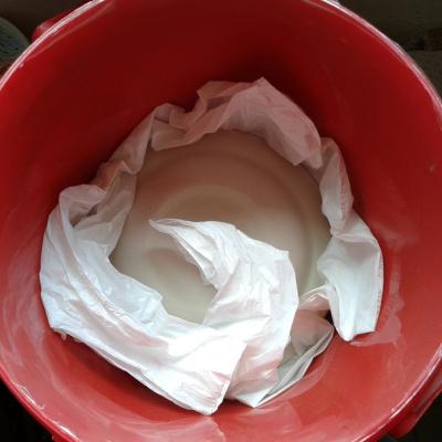 Zwischendeckel aus Plastiktüte und etwas zu kleinem Teller