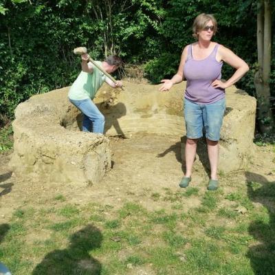 Kate ließ uns versuchen, eine Lehmwand einzureißen (gute Demo!)