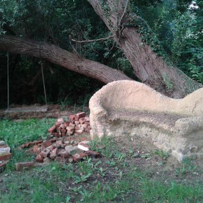 Das Sofa voller ausgewaschener Steinchen