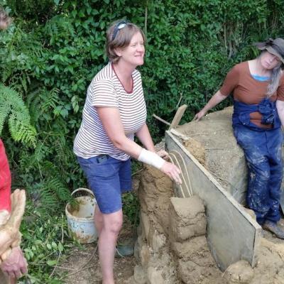 Kate zeigt wie's geht: Form aus Stöckchen bauen...