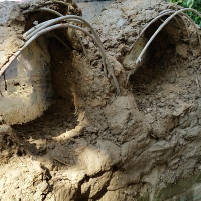 sieht aus wie Sau, glücklicherweise ist Aufräumen und Reparieren mit Lehm in der Regel einfach