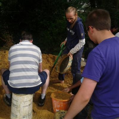 Sand für den Lehmputz wird gesiebt