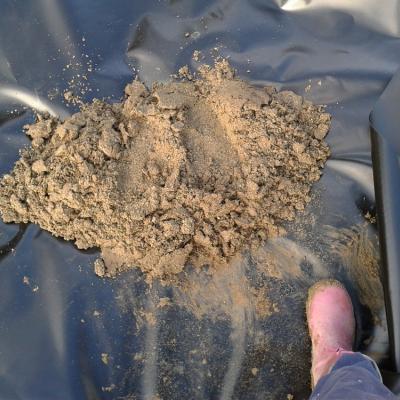Lehm und Sand auf einer richtig guten Plane