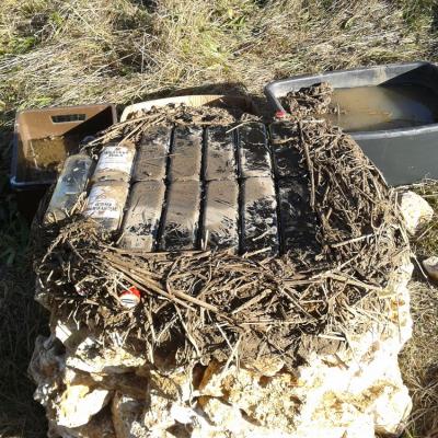 Flaschen eingepackt in Strohlehm