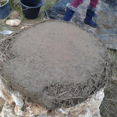 Flaschenboden mit Lehmschicht obendrauf