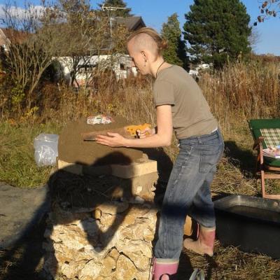 nächster Tag: Lehmschicht zurechtsägen (WIRKLICH ein warmer November!)