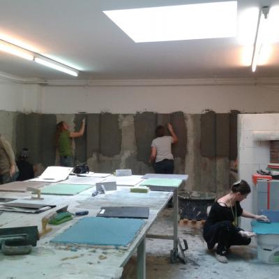 alle arbeiten fleißig an der Wand