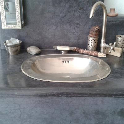 Nahaufnahme vom Waschbecken (schreit das nicht geradezu danach, angefasst und gestreichelt zu werden?)