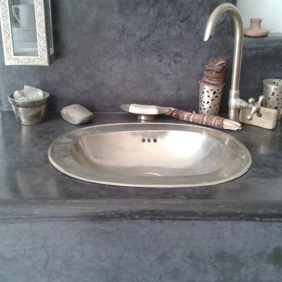 closeup of the wash basin (calls to be touched and caressed, doesn’t it?)