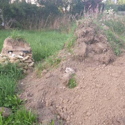 … und ein riesiger Haufen Oberboden neben dem alten, eingefallenen Ofen